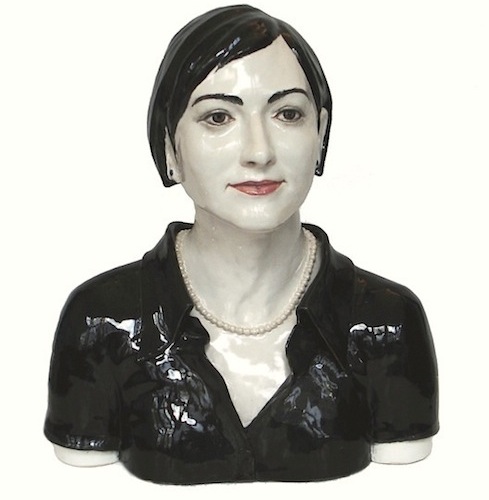 Rosi Steinbach: Juli II, 2007, Keramik glasiert, bemalt, 46 x 39 x 24 cm 

Juli ist KÃ¼nstlerin, Kunsttherapeutin und Mutter zweier Kinder. Sie 
hat an der Leipziger Kunsthochschule [HGB] bei Sighard Gille studiert. 
Ihre Malerei und ihre Installationen sind von einem sprÃ¶den und 
hintersinnigen Humor.

